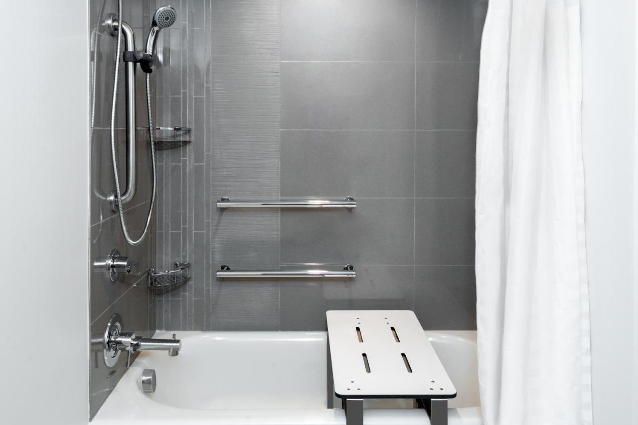 King Room with Accessible Tub