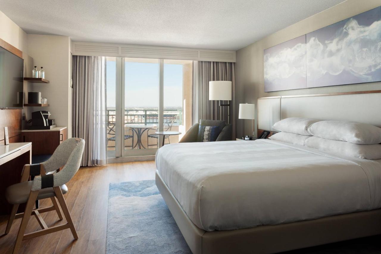 Deluxe King Room with Roll-In Shower, Balcony and Water View - Mobility Accessible