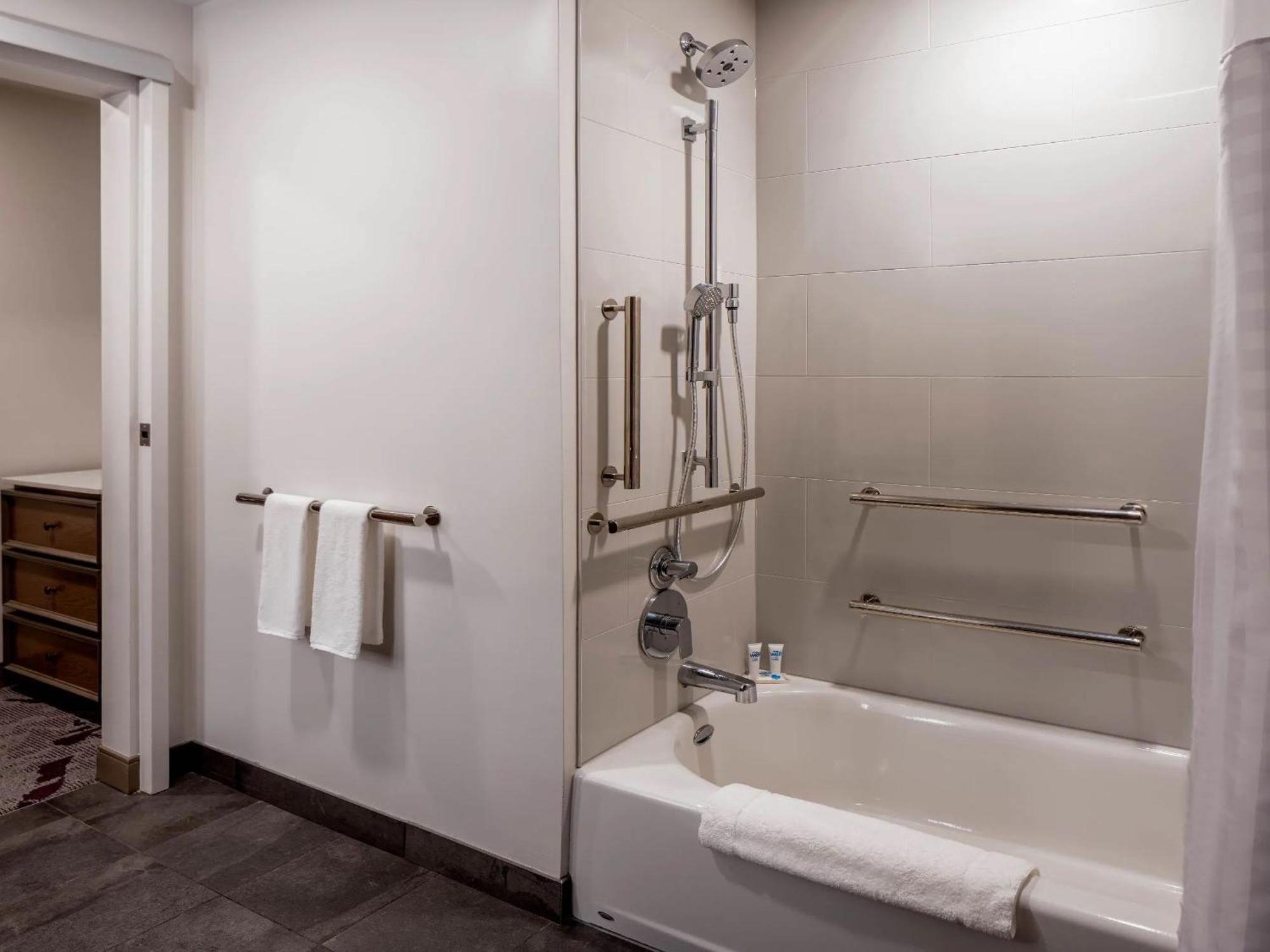 One-Bedroom King Suite with Kitchen, Tub and Sofa Bed - Disability Access