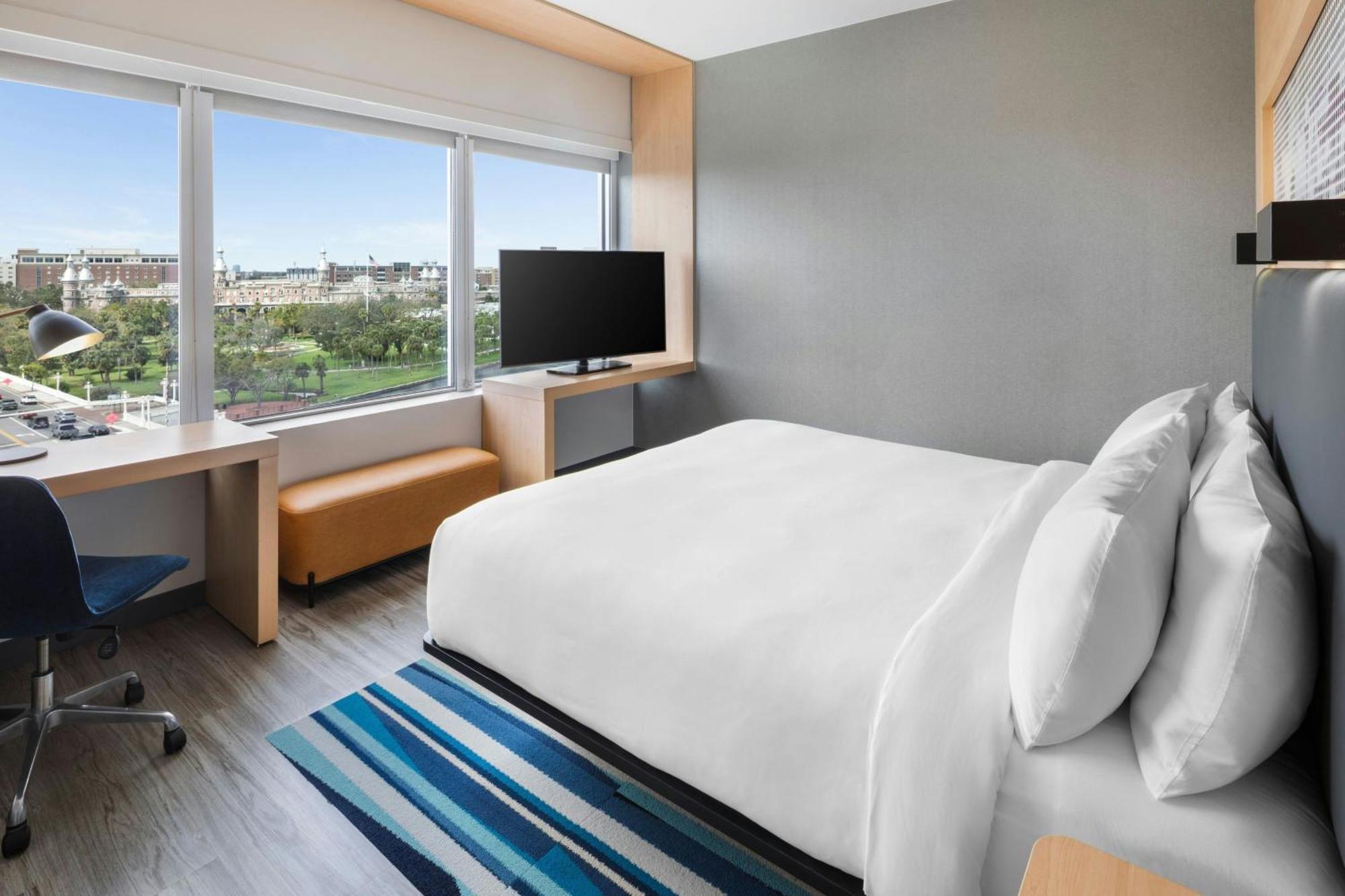 Guest room, 1 King, River view