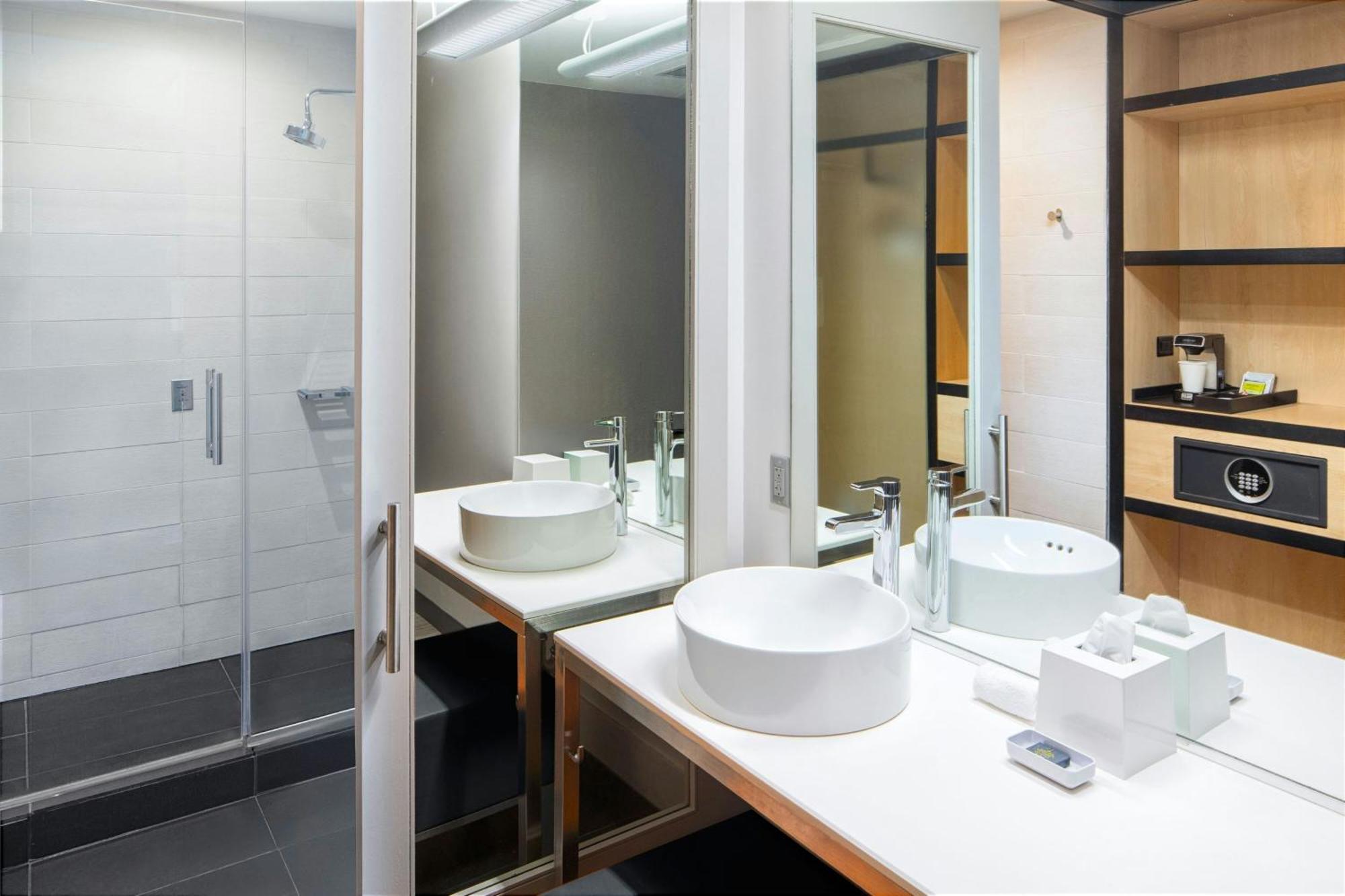 Suite, 2 Queen, River view