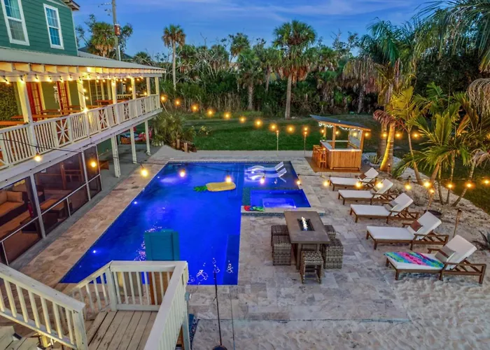 No 1 Largest Tampa Private Compound, 11Br Sleeps 40 Villa