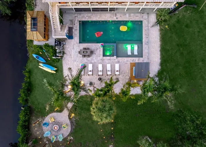 Sleeps 40! 13Br•Heated Pool•Waterfront Resort•Spa Tampa